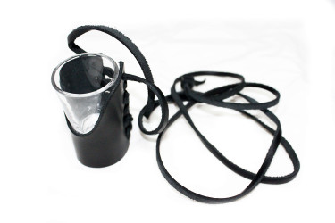 Lógó üveg a bőrben szíjjal