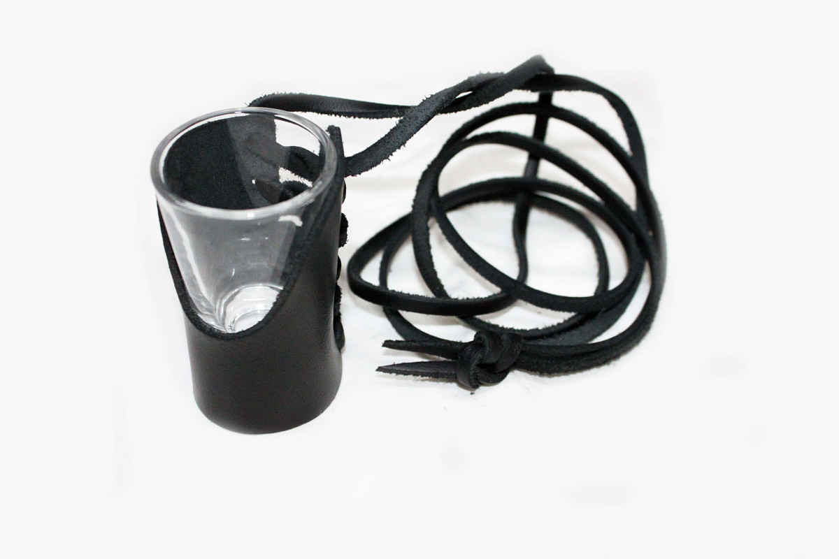 Un verre suspendu dans le cuir avec une sangle