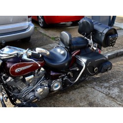 A vezető hátulja  YAMAHA XV 1600 WILD STAR és XV 1700 ROAD STAR
